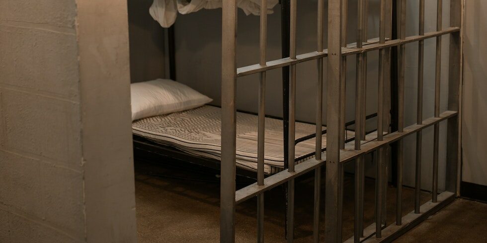 Ciblé par Alger, le journaliste Ihsane El Kadi risque cinq d'emprisonnement